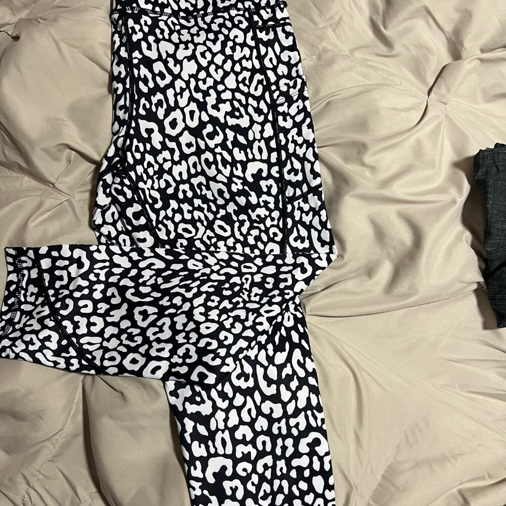 Zyia Active White Leopard Full Length Pocket Light n Tight